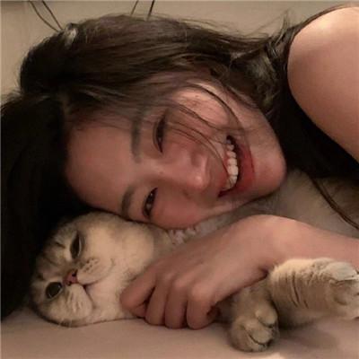 一组抱着猫的2021高颜值女生头像 你也要做一个很哇塞的女孩 第2张